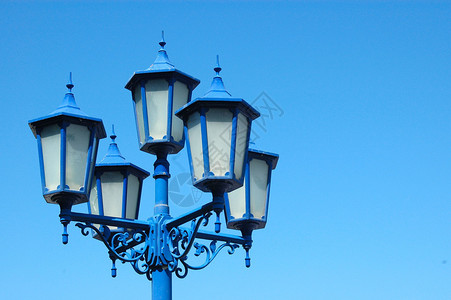 在蓝天背景前的蓝色灯柱上一条美背景图片
