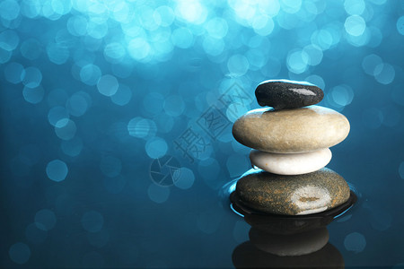 水中平衡的石头图片