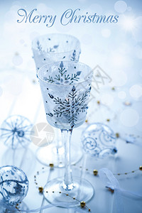 蓝调的圣诞蜡烛和装饰品图片