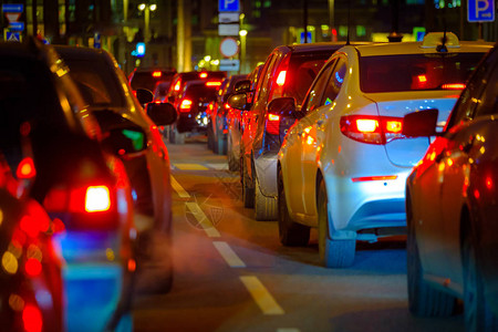 夜晚道路堵车图片