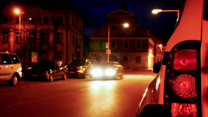 夜城汽车的背光灯图片