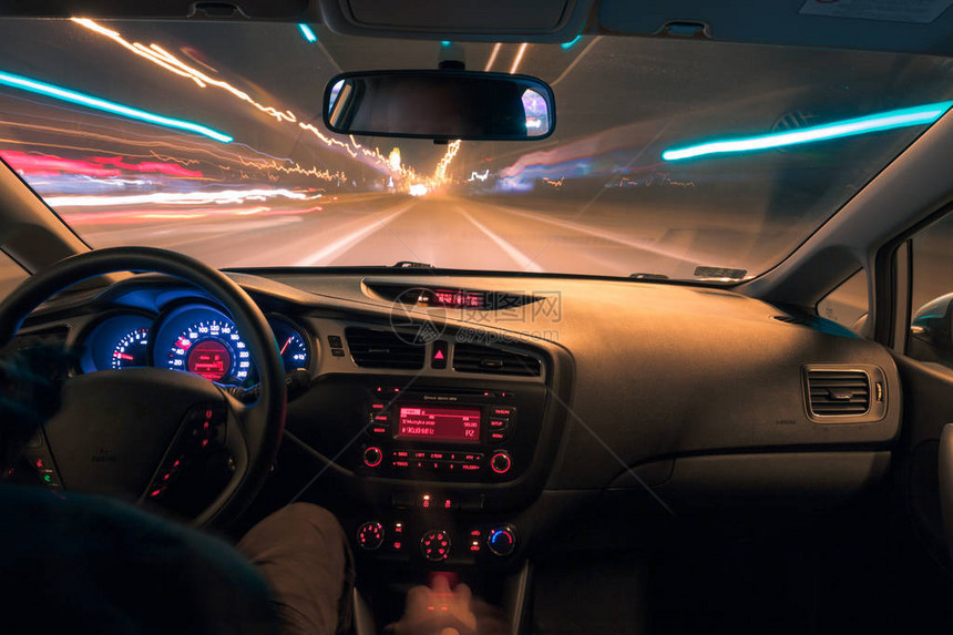 夜间驾驶车内城市和其他汽车的视图片