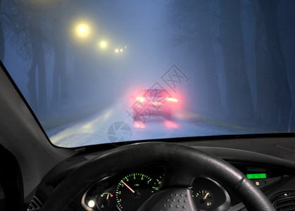 汽车在浓雾的黑暗大道上驾驶图片