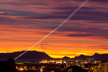 新西兰奥克兰南郊马努考上空开机飞的日背景图片