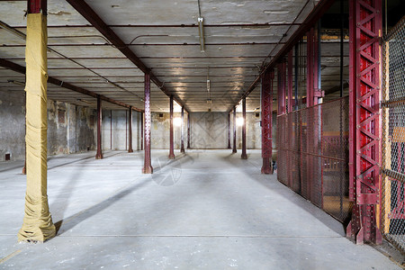旧废弃仓库的内部图片
