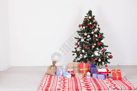 圣诞家居装饰圣诞树和新年礼物图片