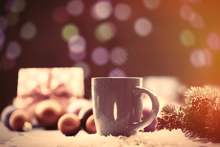 一杯茶和礼物背景是圣诞灯背景图片