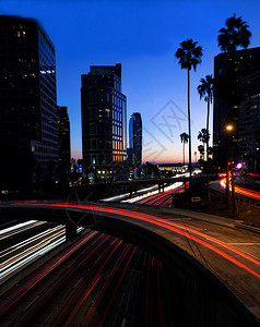 洛杉矶高速公路的夜间景象图片