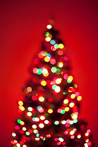 红色背景上的圣诞树灯图片