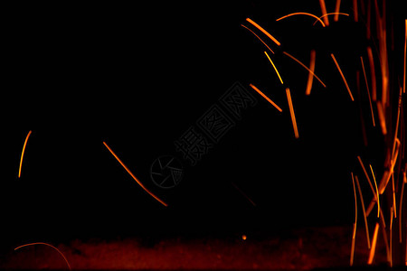 黑色壁炉附近空气中的火花背景图片