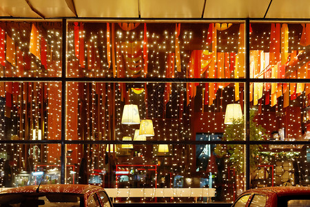 夜间餐厅橱窗的圣诞灯饰图片
