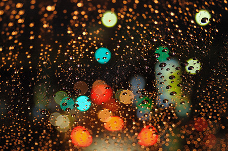 模糊的红绿灯和雨滴图片