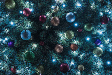 近距离观察美丽的圣诞树带有多彩球背景图片