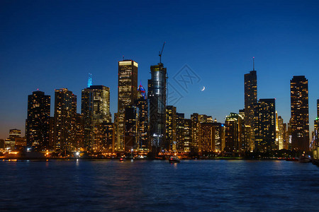 芝加哥市中心的摩天大楼图片