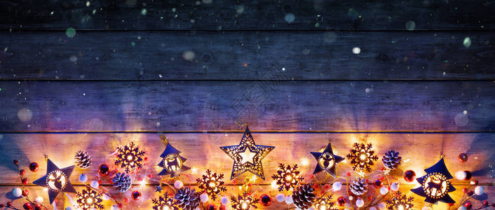 仿古木板上的圣诞灯和装饰背景图片