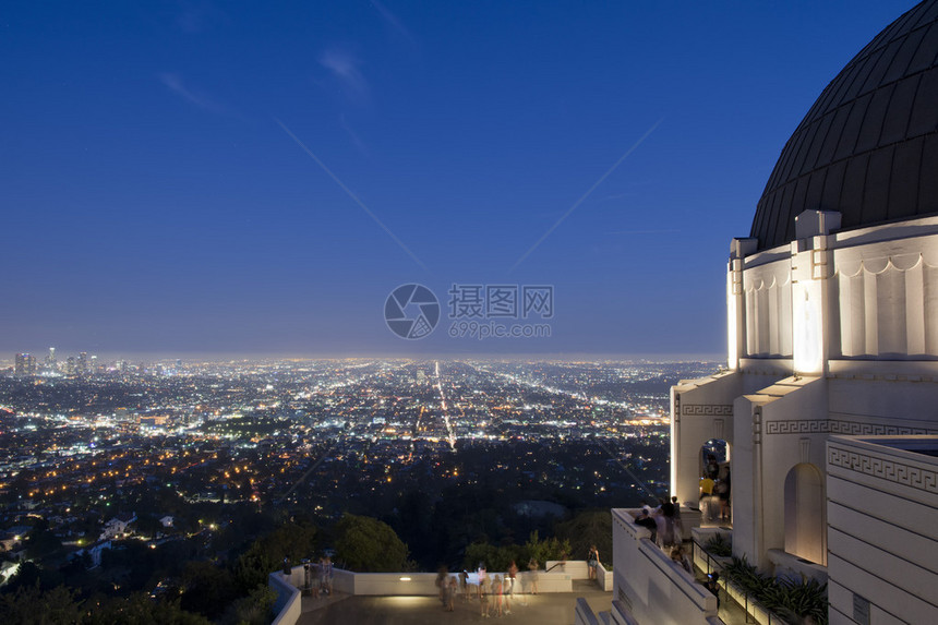 从天文台拍摄的洛杉矶夜间鸟瞰图图片