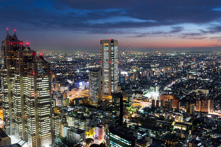 东京市在晚上在日本图片