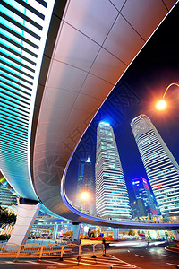 上海晚上与城市摩天大楼和现代城图片