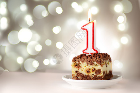 带蜡烛的节日蛋糕形状是第一名图片