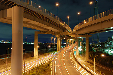 夜间高速公路与直路通远的直道连接图片