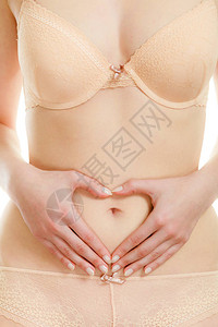 身体部位女在肚子上制造心脏符号图片