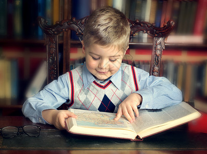 男孩在图书馆看书图片