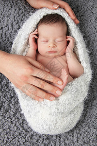 刚出生的女婴睡在有母图片