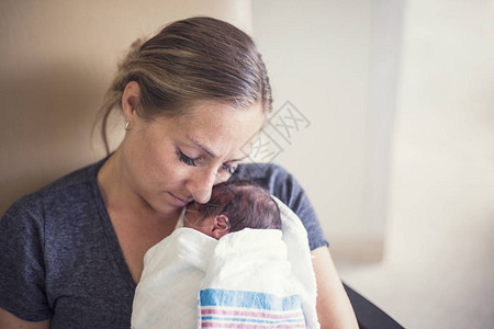 年轻母亲将早产新生儿抱在医图片