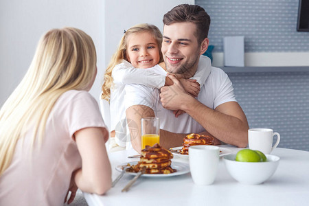 家庭幸福快乐吃早餐和周末上午玩图片