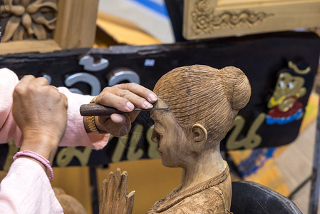 传统工匠木雕女木雕图片