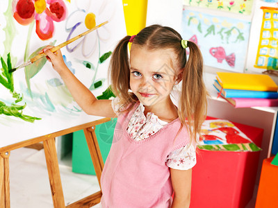 在艺术课的画架上绘画的儿童图片