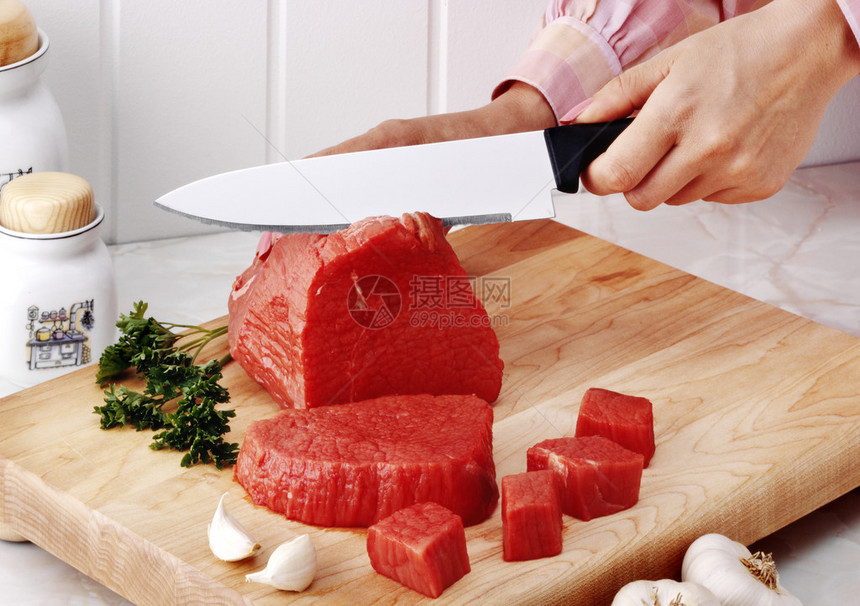 女人手切一块牛肉图片