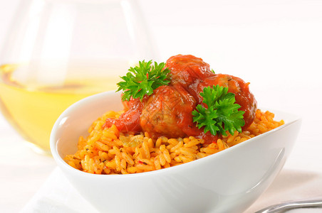 肉丸和番茄酱放在米饭上图片