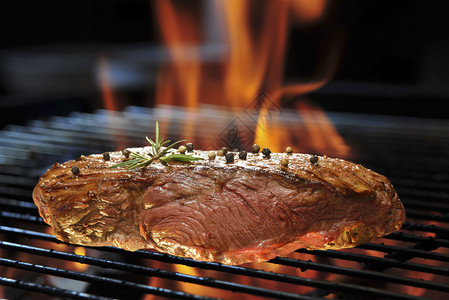 火焰烤架上的烤肉牛肉图片