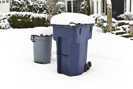回收垃圾箱垃圾桶在雪中图片