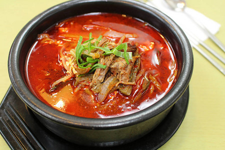 把韩国辣牛肉汤关在热碗里图片