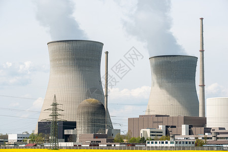 德国有黄场和大片蓝云的核电站背景图片