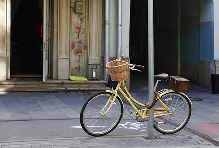 街上提着篮子的单车图片