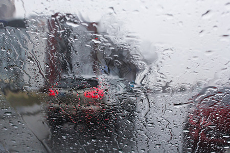 城市路上的阴雨天气图片