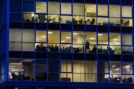 玻璃办公大楼窗户照明和内部图片