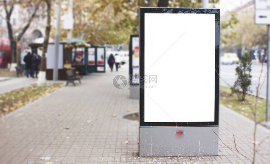 公交车站的广告牌横图片