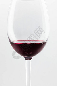用白色隔开的玻璃杯中的红酒特写视图图片