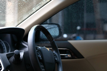 雨天车内方向盘驱动控制车图片