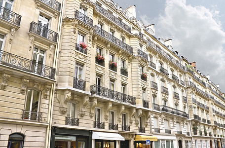 法国巴黎市中心传统建筑的表图片