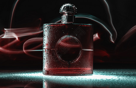 红灯背景中的一瓶古龙香水图片