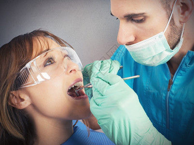 牙医清洁病人的牙齿图片