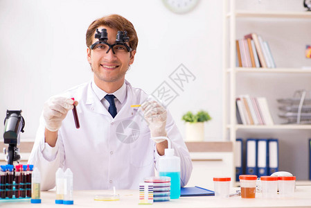 实验室的化学家图片