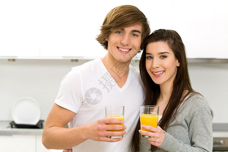 喝橙汁的夫妇图片