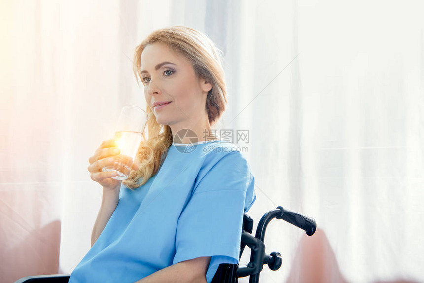 一边是手持水杯的轮椅妇女笑图片