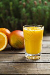 健康的橙子和芒果冰沙图片